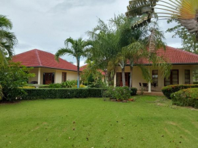 Beautiful bungalow with a communal outdoor pool and 2 km from the sandy beach